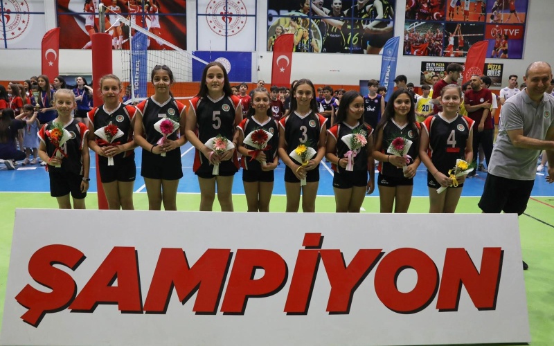 ETİMESGUT BELEDİYESİ GELİŞİM SPOR KULÜBÜ MİNİ VOLEYBOL TAKIMI ANKARA ALTYAPI LİGİ ŞAMPİYONU OLDU