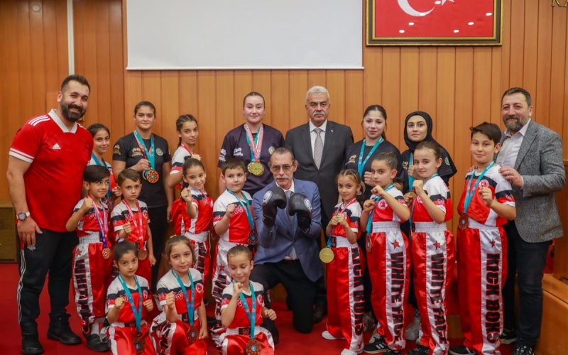 BAŞKAN BEŞİKCİOĞLU ŞAMPİYONLARLA BİR ARAYA GELDİ!